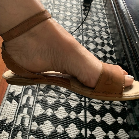 B.O.C. Woman’s tan leather straps sandals size 9 ** 4 for $ 25.00 ** - Picture 2 of 9